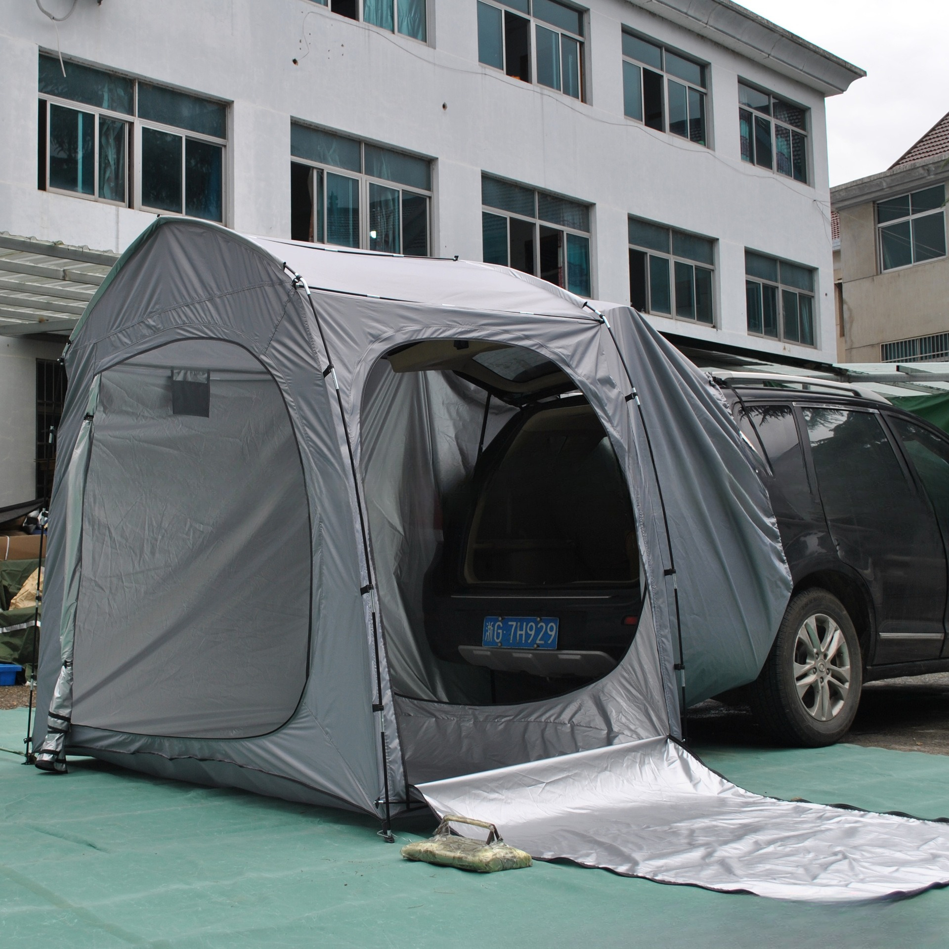 Easy to store full-model rear  - مراجعة Emergency Mylar Tent وسعره