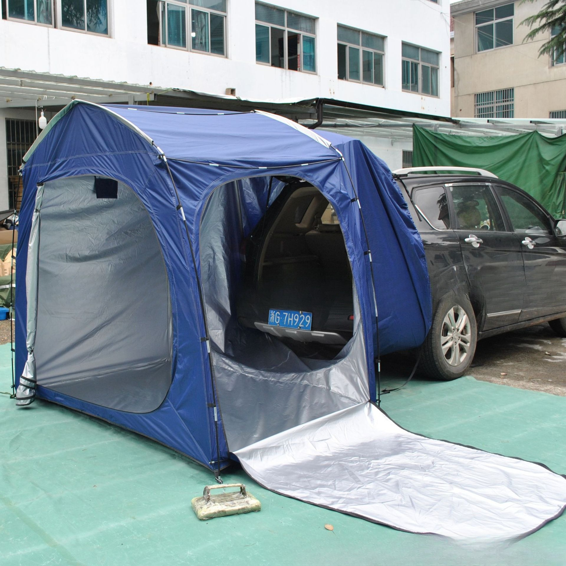 Easy to store full-model rear  - مراجعة Emergency Mylar Tent وسعره