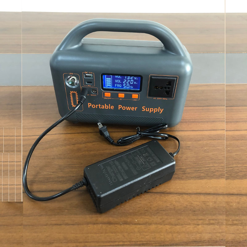 Outdoor Emergency Portable Pow - مراجعة Solar Emergency Charger وسعره
